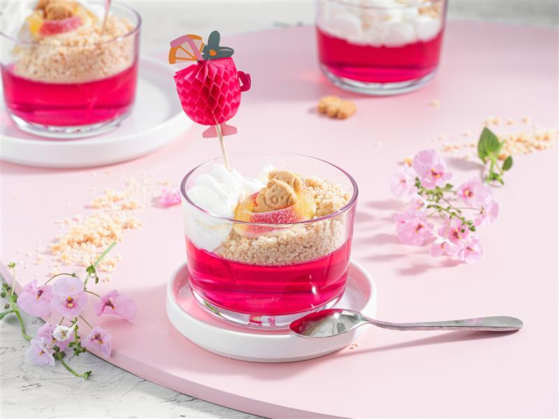 w pucharkach różowy deser z galaretki