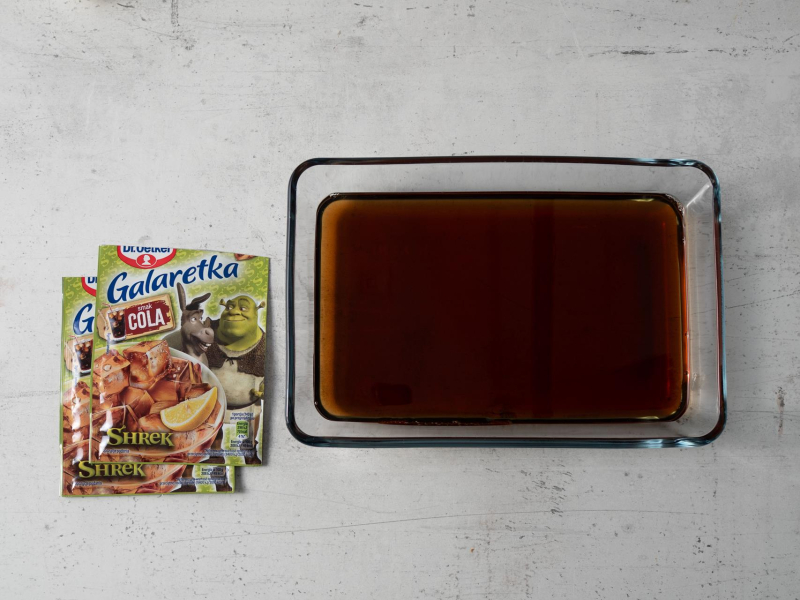 w szklanym naczyniu wylane galaretki cola