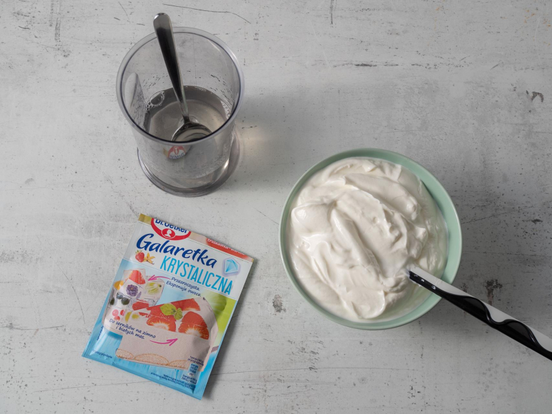galaretka krystaliczna w naczyniu, w misce jogurt naturalny
