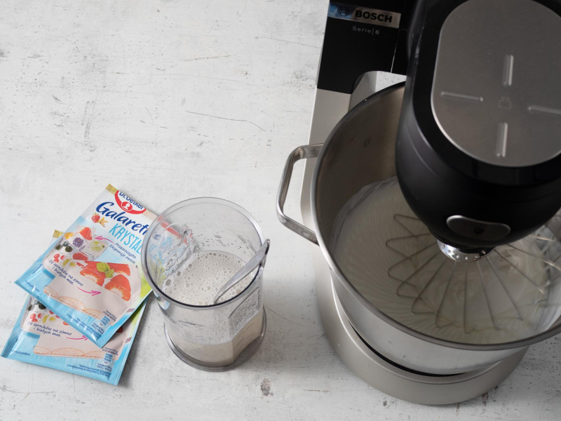 w robocie przygotowywana masa jogurtowa na galaretkach krystalicznych dr.oetker