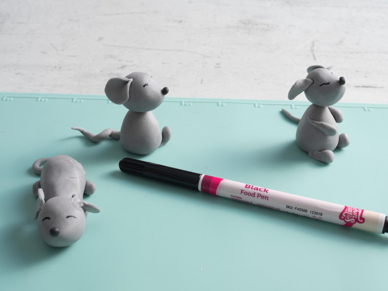 Gotowe myszki z masy cukrowej.