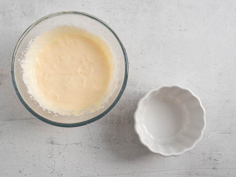 Wymieszana masa serowa na skyrnik jednoporcjowy.