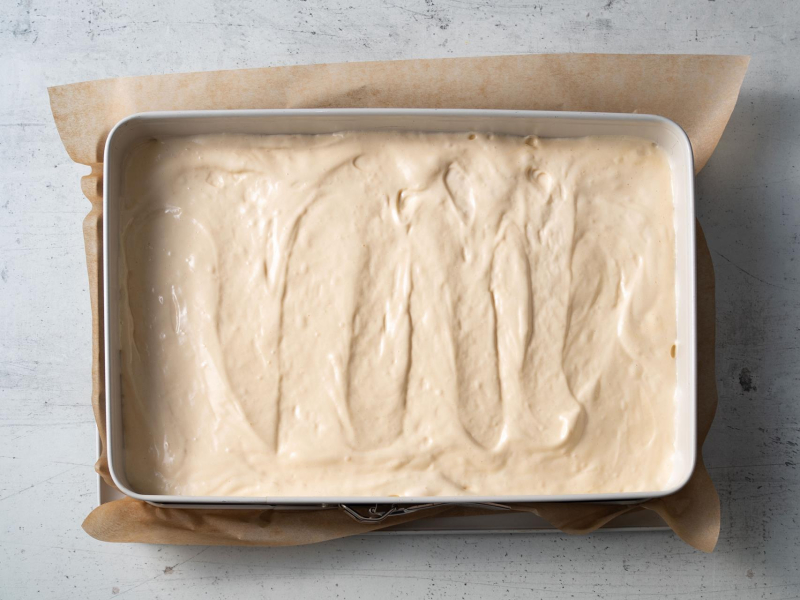 w dużej formie do pieczenia nieupieczony biszkopt