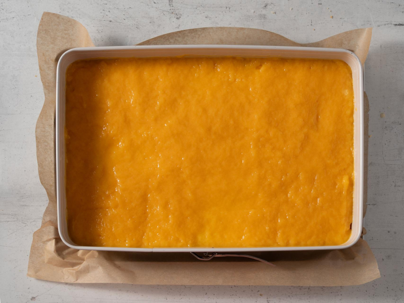 blaszka ciasta z galaretką z mango