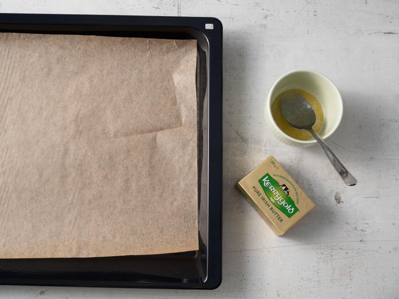 rozpuszczone masło i wyłożona papierem forma na roladę