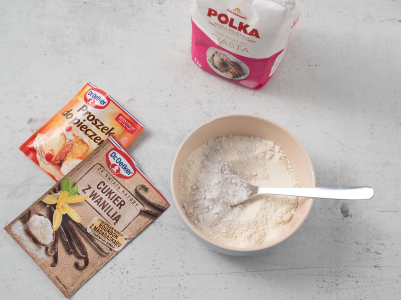 w miseczce mąka wymieszana z proszkiem do pieczenia i cukrem z wanilią