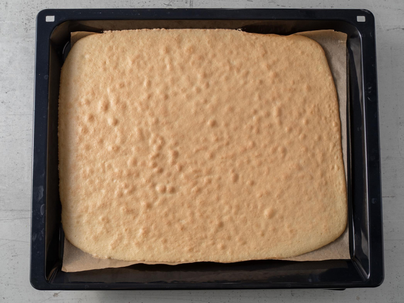 na blaszce upieczone ciasto na roladę biszkoptową