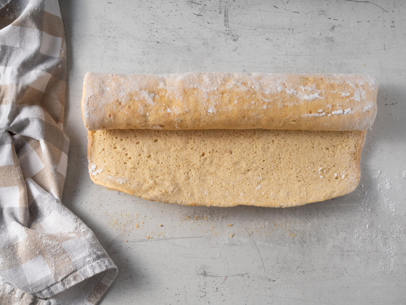 zawinięta rolada przed wyłożeniem kremem