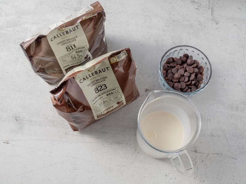 czekolada callebaut w kaletkach i śmietanka w naczyniu
