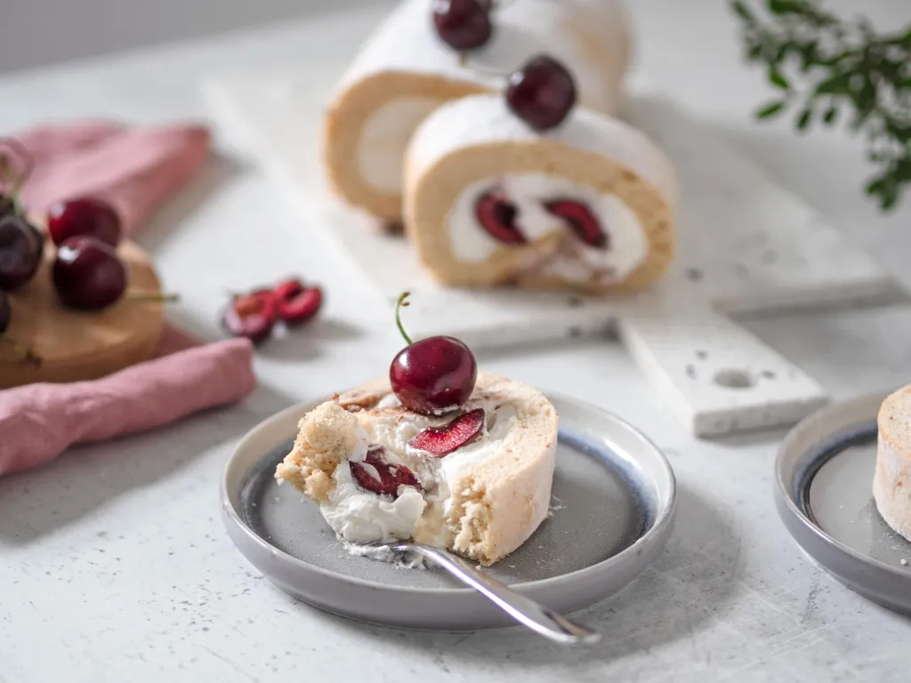 rolada biszkoptowa z owocami wszystkiego słodkiego