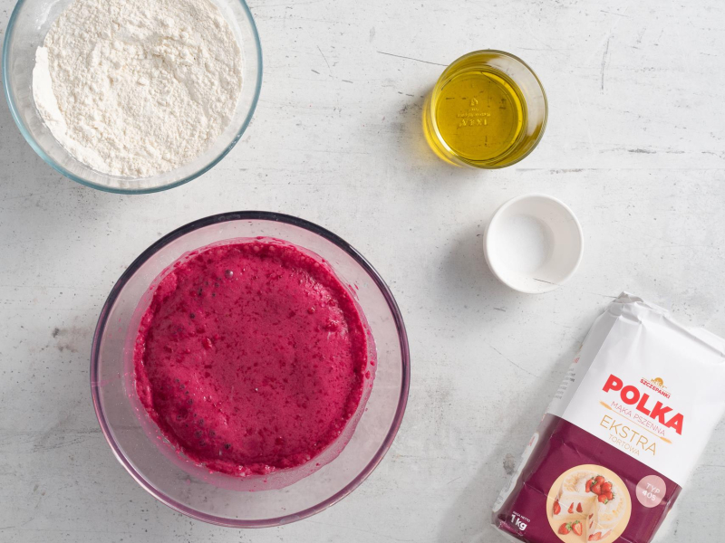 W jednej misie mąka. W drugiej oliwa z oliwej, sól oraz zaczyn drożdżowy.