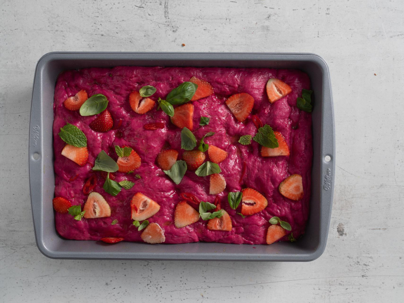 Foccacia z truskawkami przed pieczeniem.