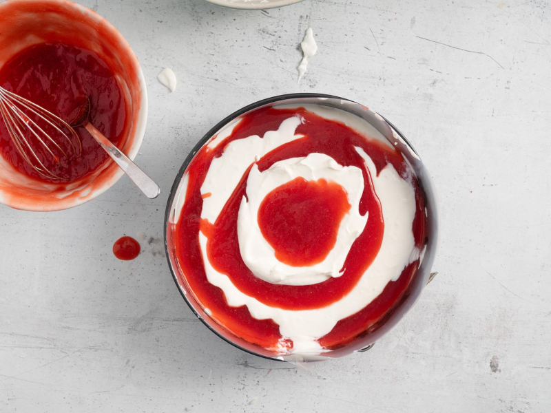 Nałożona naprzemian masa jogurtowa i truskawkowa.