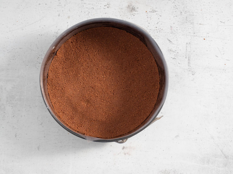 Spód z ciasteczek w formie.