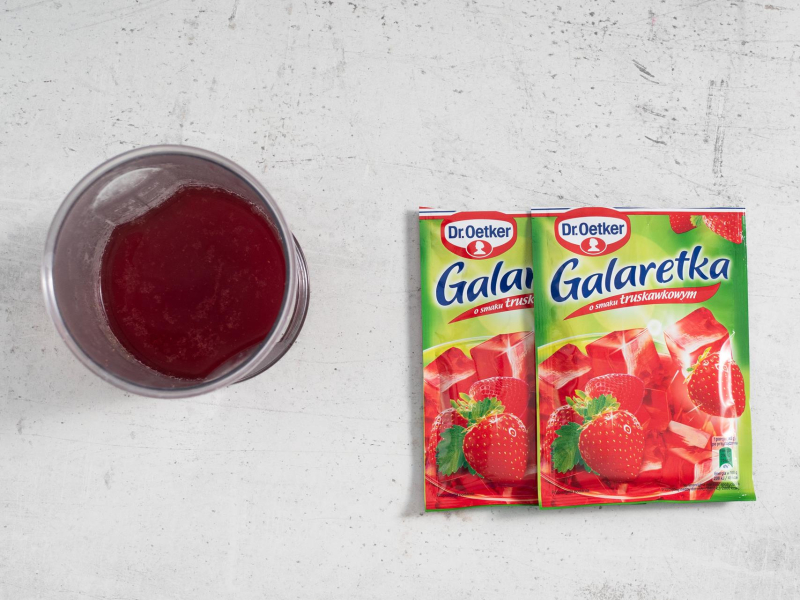 Dwie galaretki o smaku truskawkowym.