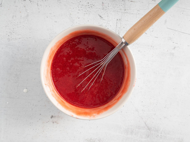 Rozmieszany mus truskawkowy z galaretką w miseczce.