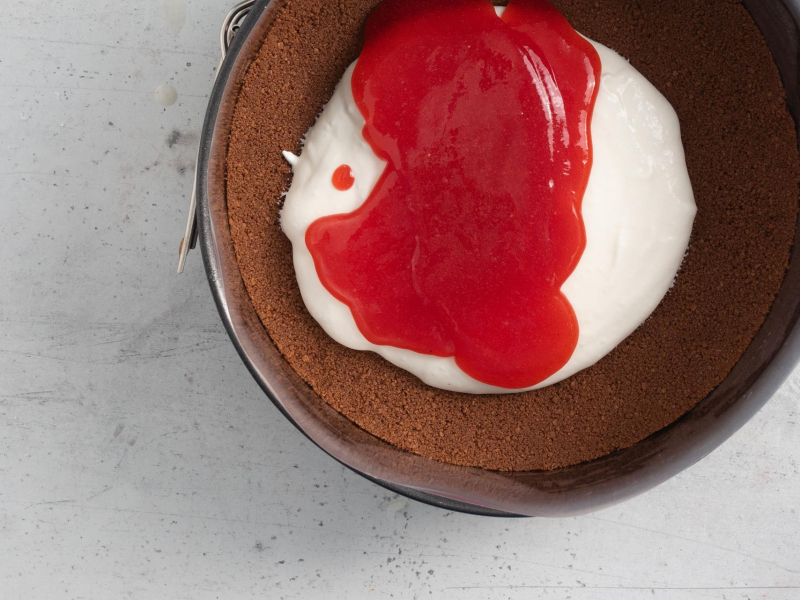 Pierwsza warstwa masy jogurtowej i truskawkowej.