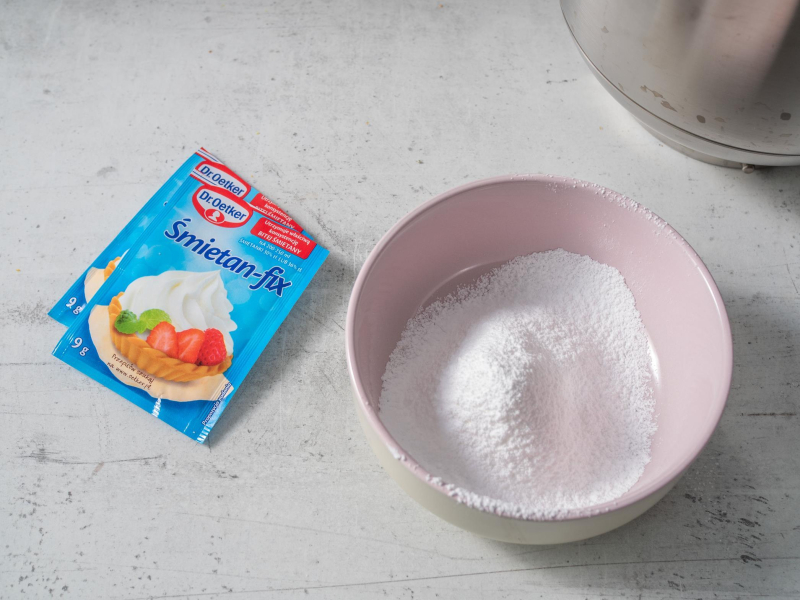 w miseczce cukier puder z śmietan fixami