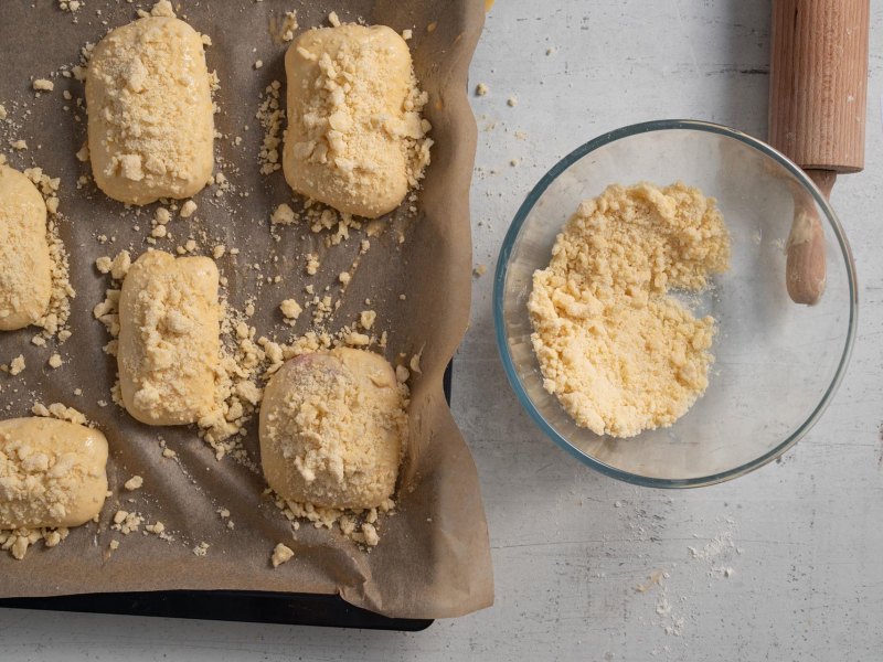 Malinianki na papierze do pieczenia, posypane kruszonką.