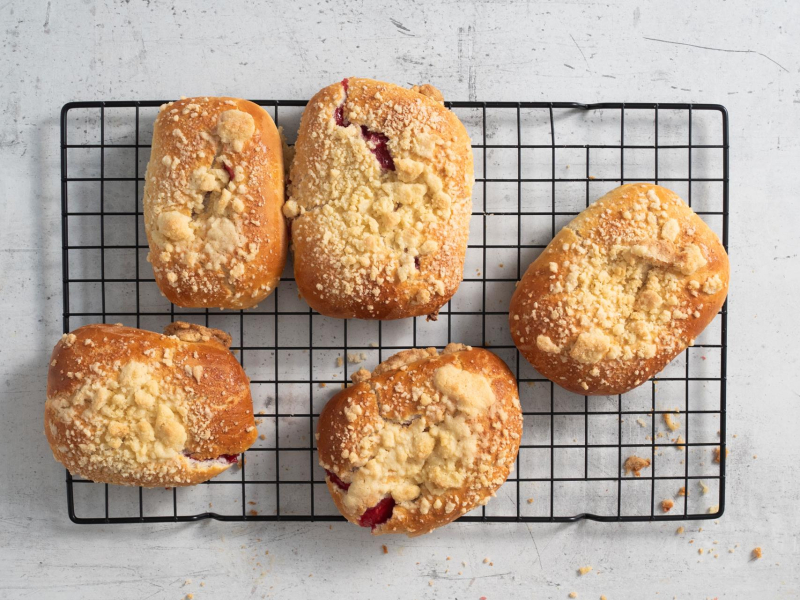 Upieczone malinianki z kruszonką na kratce do studzenia.