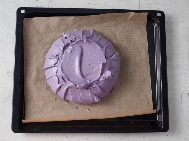 na formie do pieczenia fioletowa beza przed pieczeniem