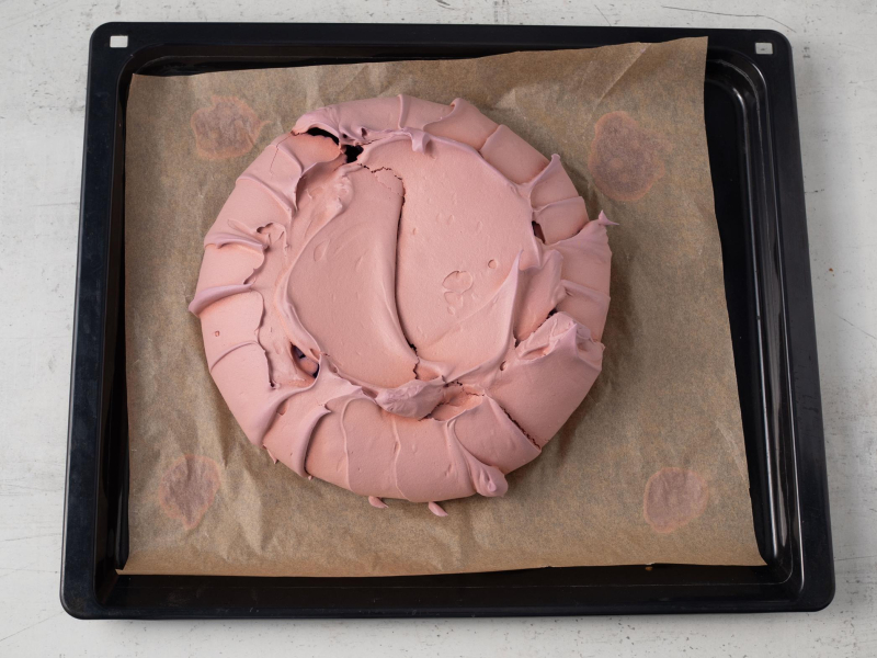 upieczona pavlova w kolorze fioletowym