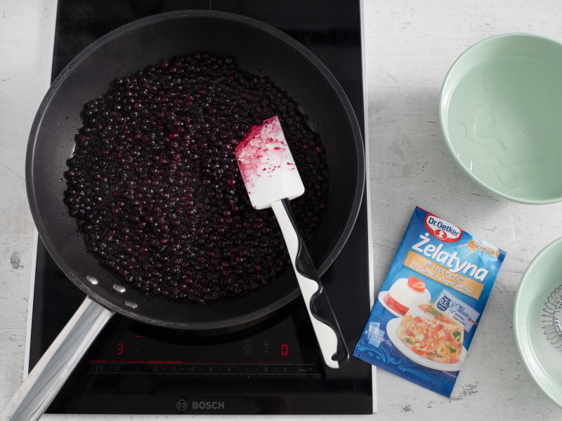 na patelni jagody z sokiem z cytryny i żelatyną w listkach
