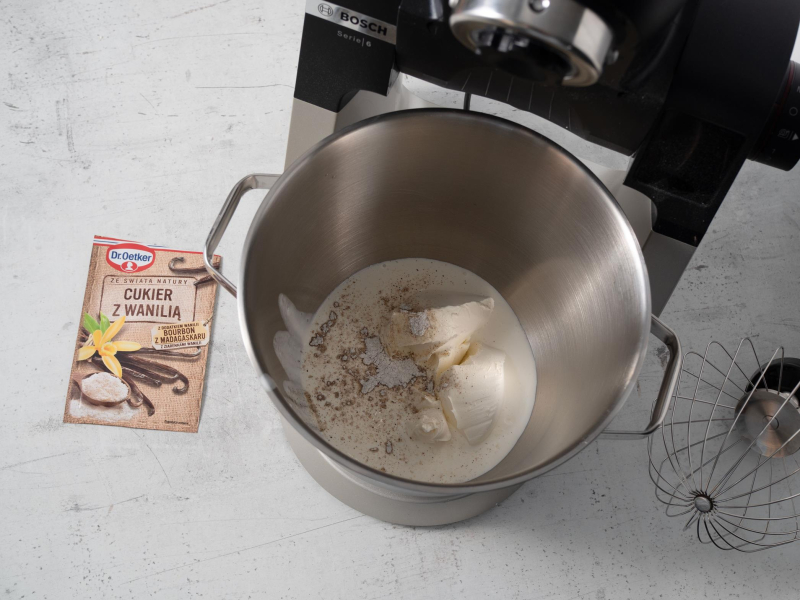 w misce serek mascarpone ze śmietanką i cukrem z wanilią