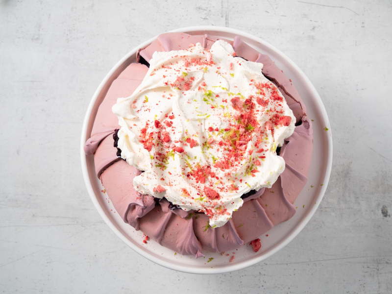 fioletowa beza z jagodami i kremem mascarpone