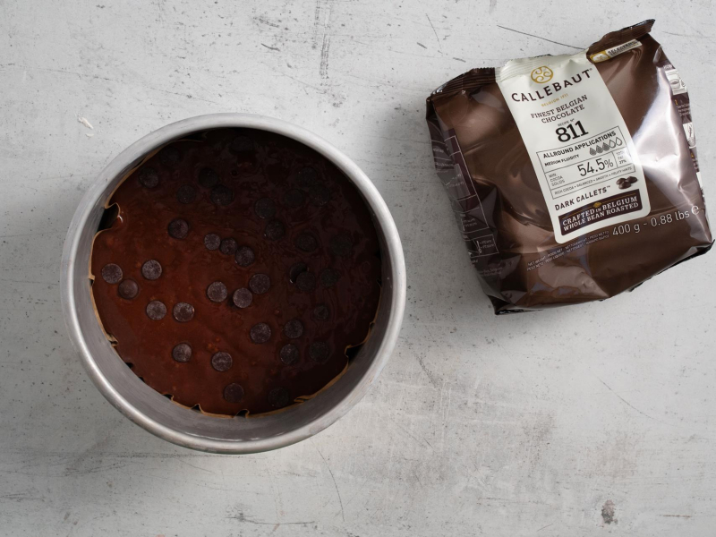 W foremce przygotowane ciasto do pieczenia. Obok opakowanie czekolady.