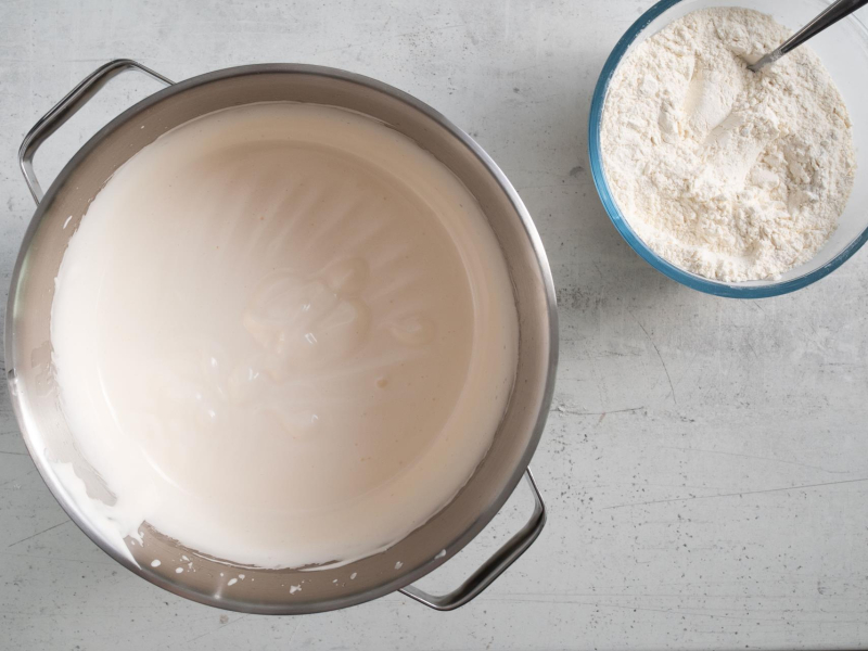 W misie ubite jajka z cukrem oraz olejem, a obok misa z suchymi składnikami.