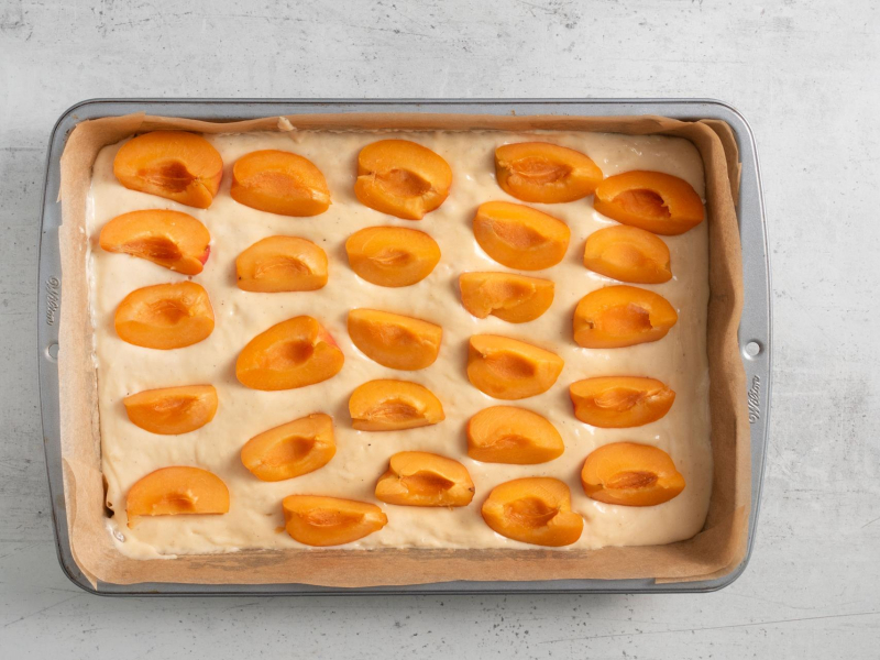 Biszkopt z morelami przed pieczeniem.