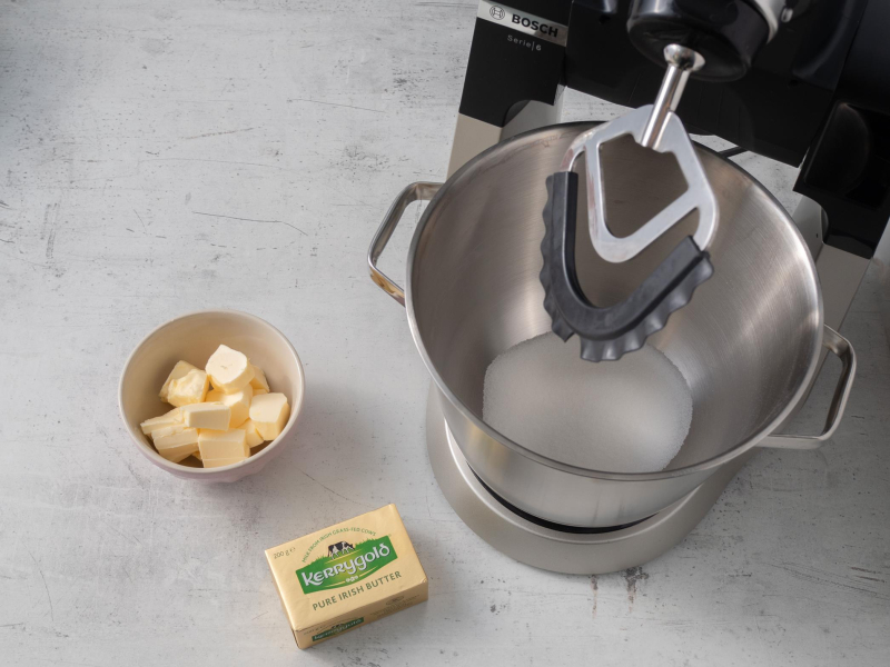 masło kerrygold w miseczce do spodu do ciasta z borówkami