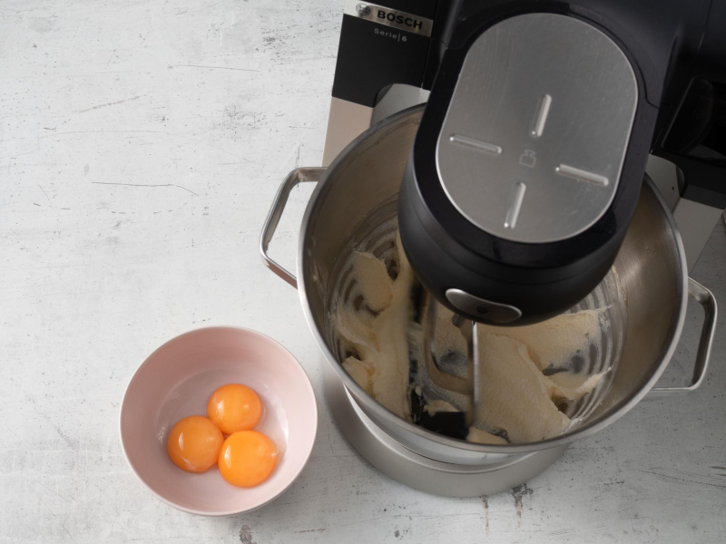 w miseczce żółtka do ciasta robionego w robocie bosch