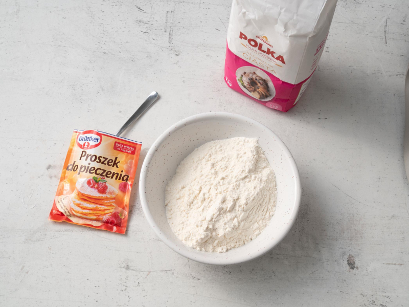 mąka Polka w miseczce i proszek do pieczenia Dr. Oetkera