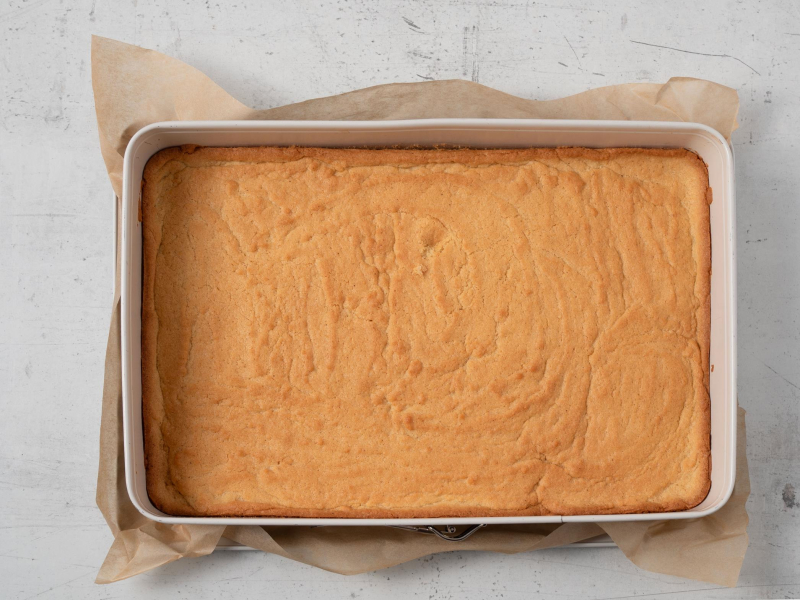 upieczony spód do ciasta z borówkami