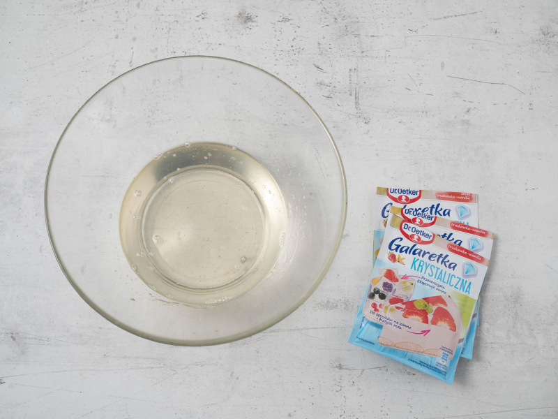 w miseczce rozpuszczona krystaliczna galaretka Dr. Oetkera