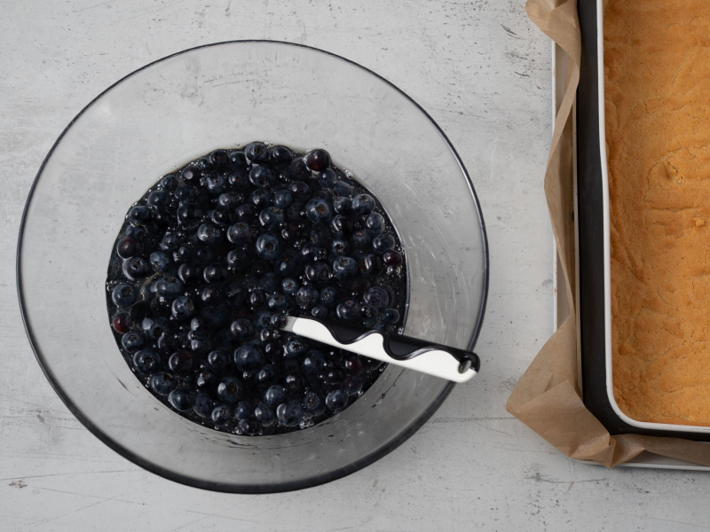 w miseczce borówki z krystaliczną galaretką