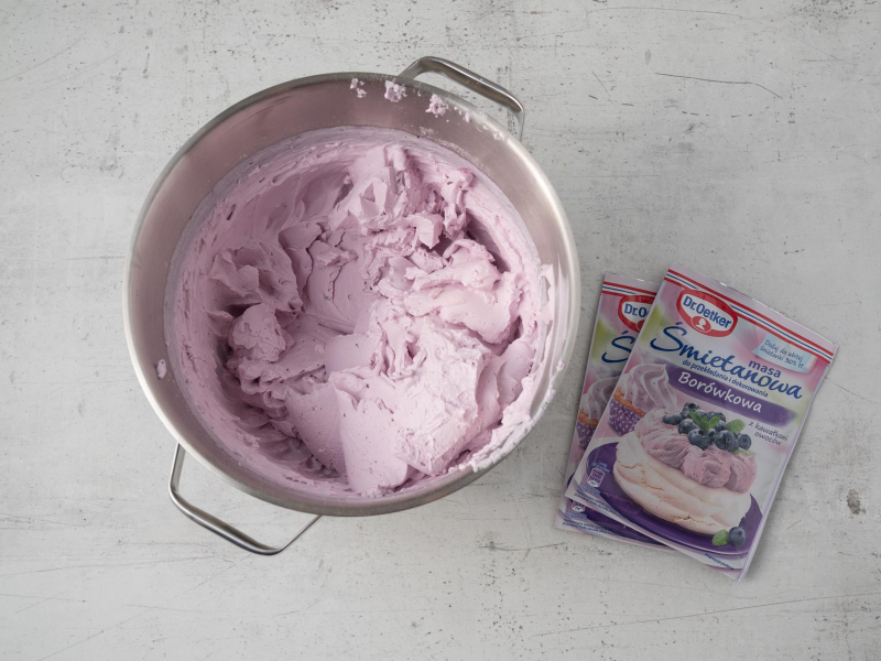 w misie ubity krem borówkowy z masy śmietanowej borówkowej Dr. Oetkera