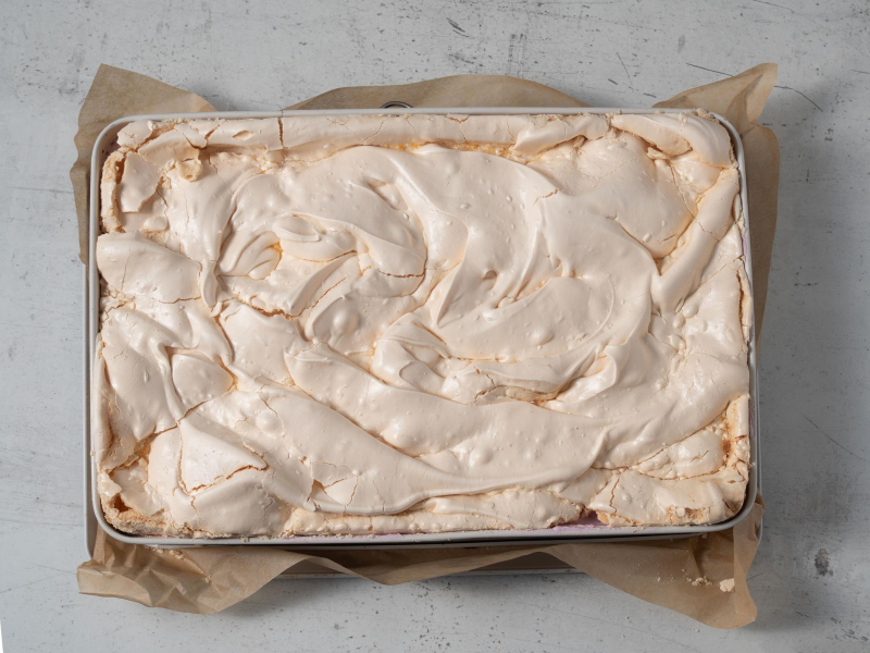 w foremce ciasto z bezą