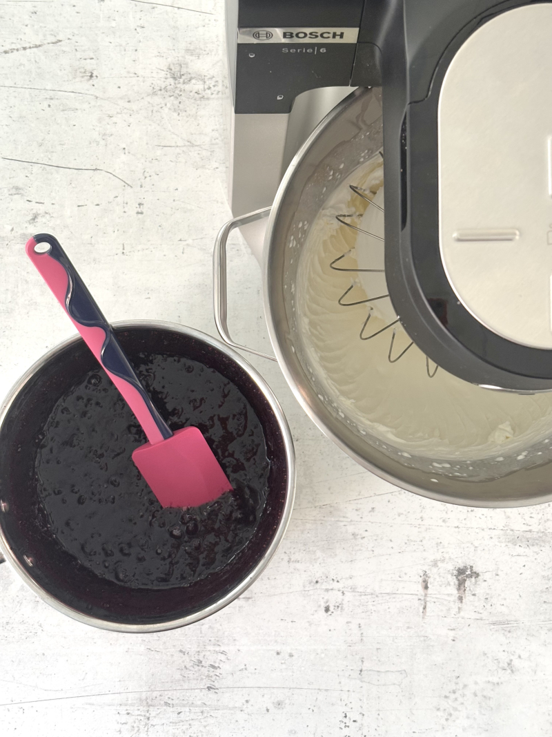 ubite mascarpone ze śmietanką, obok mus jagodowy