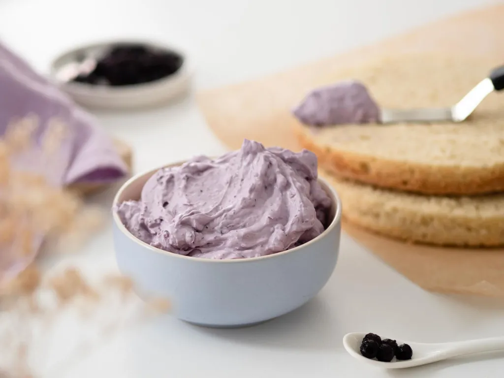 krem jagodowy do tortu w miseczce