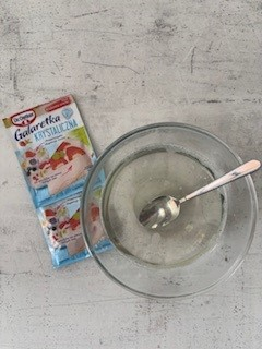 galaretki krystaliczne rozpuszczone w naczyniu z wodą