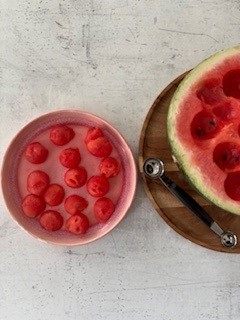 kulki z arbuza wydrążone łyżką do melona