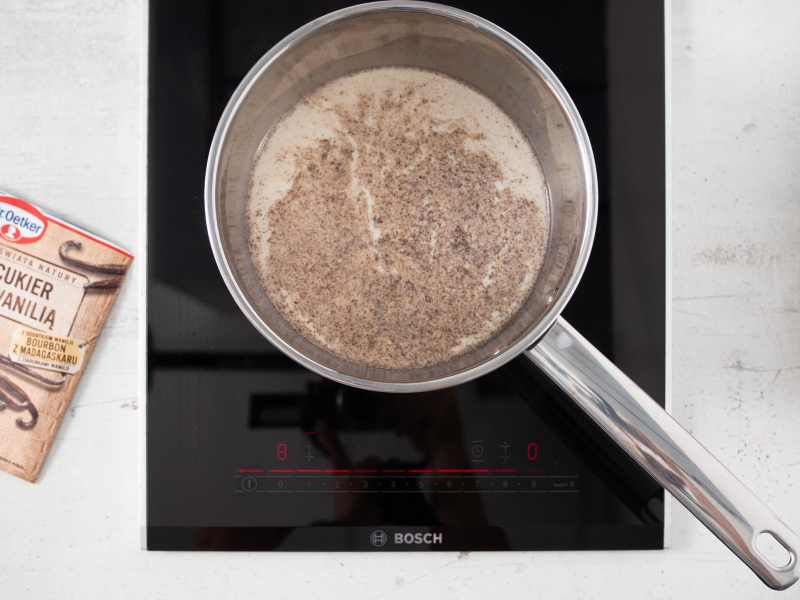 na kuchence indukcyjnej rondelek z mlekiem i wanilią