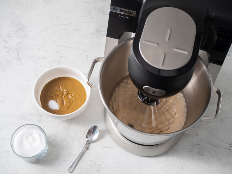 w misie robota ucierane jajka obok miseczka z pastą pistacjową