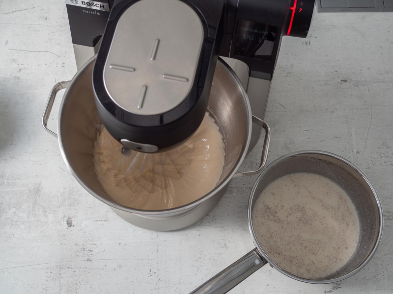w robocie bosch masa jajeczna obok rondelek z mlekiem