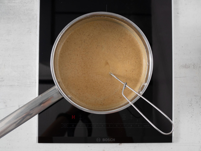 w rondelku masa na lody pistacjowe