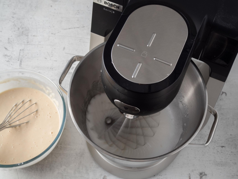 w robocie ubijane białka obok ciasto na gofry