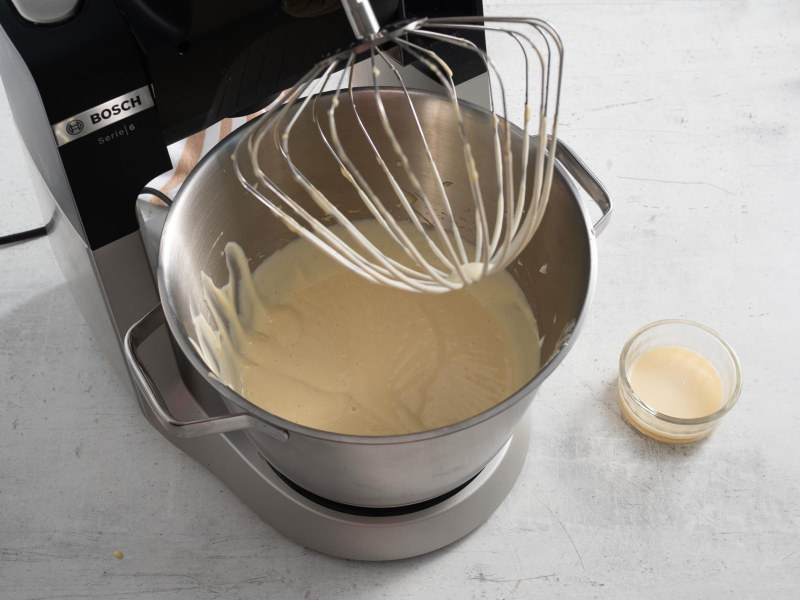 Żelatyna wymieszana z puddingiem w miseczce. Obok wymieszana masa w misie.